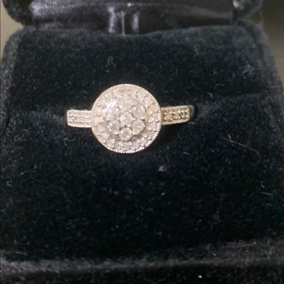 Engagement ring - Picture 1 of 4